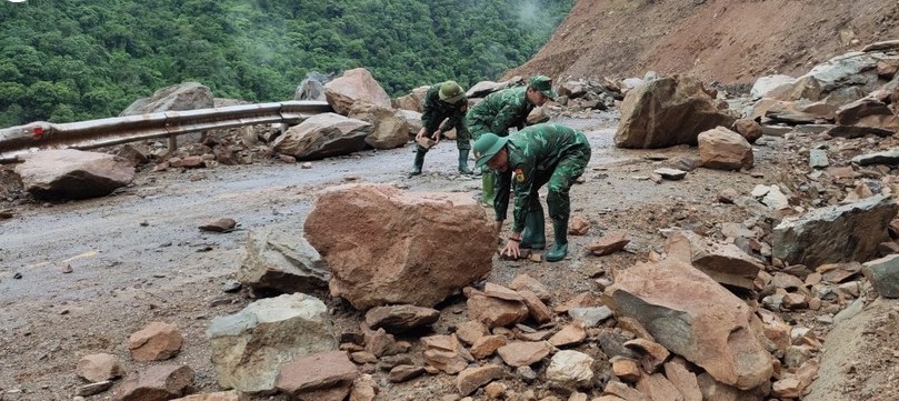 Nghệ An: Các lực lượng khắc phục hậu quả mưa lũ ở Kỳ Sơn, Tương Dương